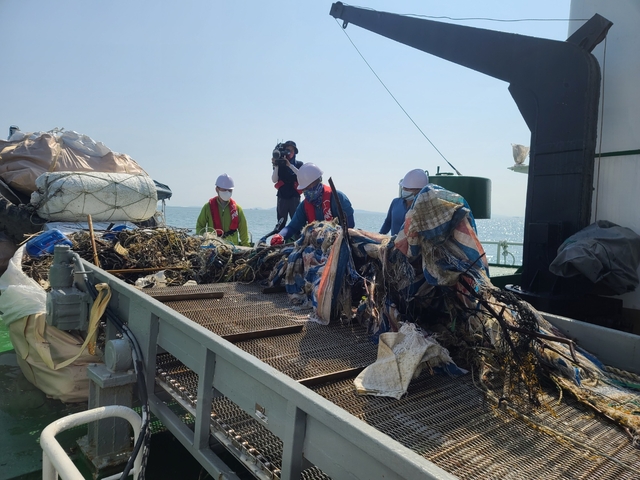 인천시 해양환경정화선에서 해양쓰레기를 수거하는 모습. 인천시 제공