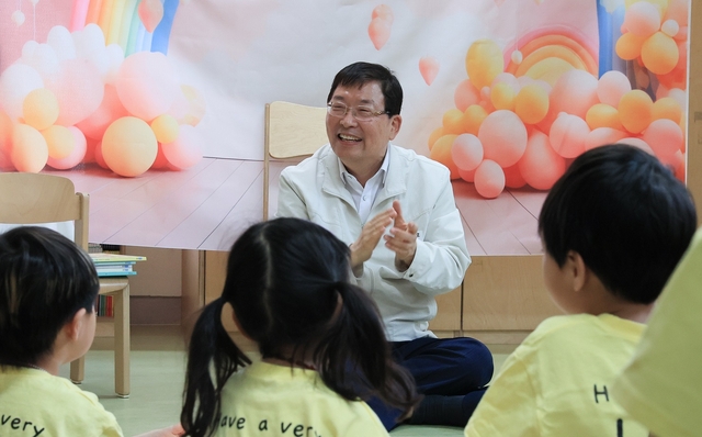 지난 5월 어린이날 맞이 어린이집 동화책 구연 행사에 김경호 광진구청장이 참석하고 있다. 광진구청 제공