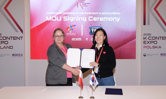 콘진원은 5일부터 7일까지 사흘간 폴란드 바르샤바의 문화과학궁전에서 열린 ‘2025 K-콘텐츠 엑스포 in 폴란드’를 성공리에 마쳤다. (왼쪽부터 폴란드 미디어포펀(Media 4 Fun) 유스티나 트로슈친스카(Justyna Troszczynska) 대표, 아이폼 강연구 실장)