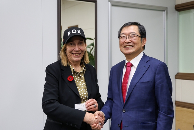 백승주(오른쪽) 전쟁기념사업회장이 11일 호주 연방 의회 사절단을 이끌고 서울 용산 전쟁기념관을 방문한 수 라인즈 호주 상원의장과 악수하고 있다. 전쟁기념사업회 제공