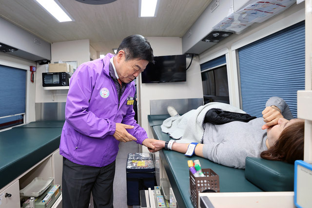 10일 이필형(왼쪽) 동대문구청장이 헌혈하는 직원을 격려하고 있다. 동대문구청 제공