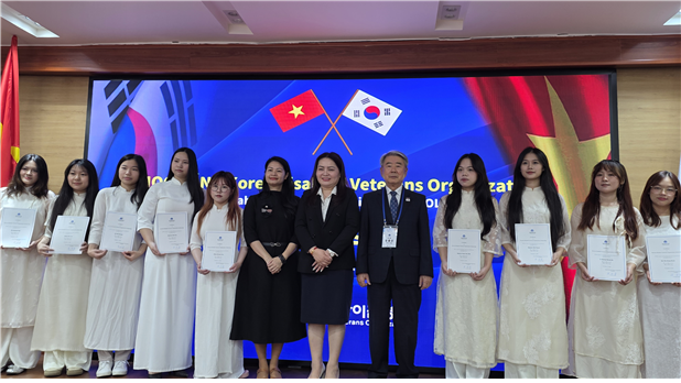 대한민국상이군경회 대표단과 하노이대학교 한국어학과 교수진 및 재학생들이 11일 베트남 하노이대학교에서 열린 ‘2025 한-베 우호교류행사’ 장학금 전달식을 마친 뒤 교정에서 기념촬영하고 있다. 대한민국상이군경회 제공