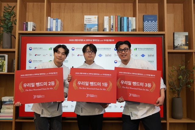 ‘르빵 챔피언십’ 우리밀 뺑드미 부문에서 수상한 빵고 베이커리(가운데), 우리동네식빵(왼쪽), 온더플랜커피랩. 한국농수산식품유통공사 제공