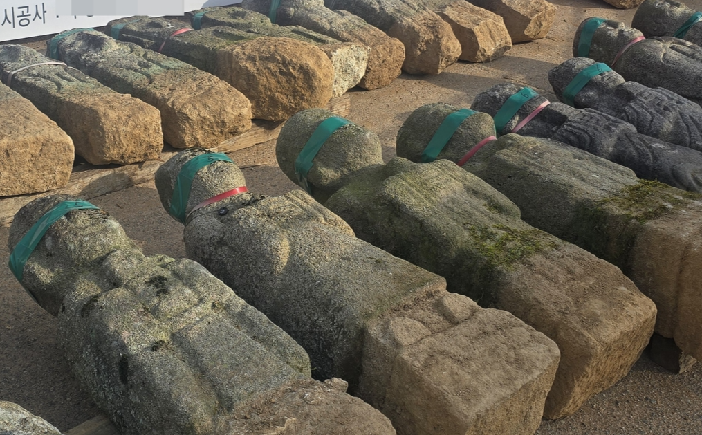 “낮에 봐도 무섭다”…무덤 유물 산책로 설치에 시민들 반발