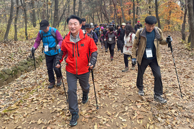 의정부시가 11월 9일부터 10일까지 1박 2일간 수락산, 천보산, 용암산 등에서 ‘산림 휴양 탐방로 발굴을 위한 사전답사’를 진행했다. 의정부시 제공