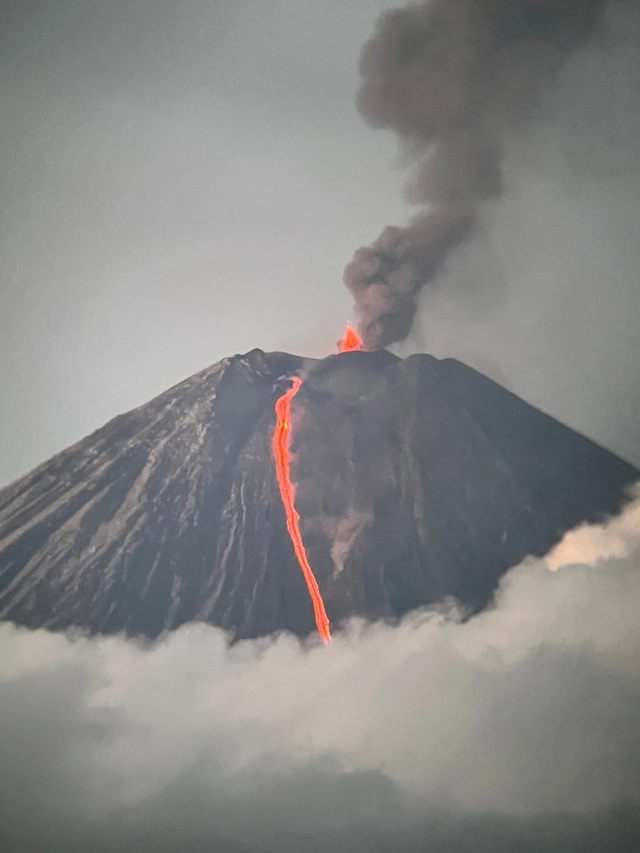 세계에서 가장 높은 활화산 중 하나인 러시아 캄차카반도 북부의 클류쳅스카야 화산이 지난 8월 분화해 용암과 화산재를 내뿜고 있는 모습. 캄차카반도에서 지난 7월 규모 8.8 강진이 발생한 후 화산이 동시다발적으로 분화했다.  AFP 연합뉴스