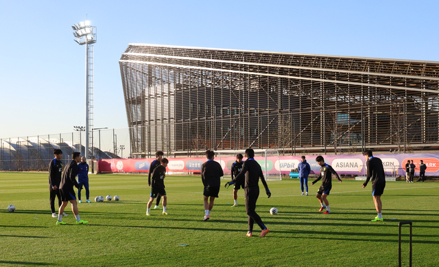 축구대표팀 선수들이 10일 충남 천안시의 대한민국축구종합센터에서 훈련을 진행하고 있다. 대표팀의 새 둥지인 대한민국축구종합센터는 지난 2022년 4월 착공해 올해 9월 임시 사용 승인을 받았다.  연합뉴스 