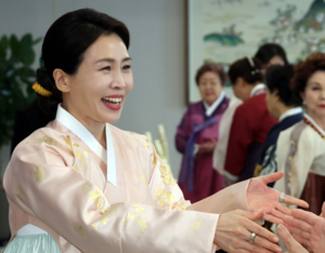 권양숙 비서실장이 김혜경 여사 보좌한다…제2부속실 부활 ‘영부인 활동 본격화’