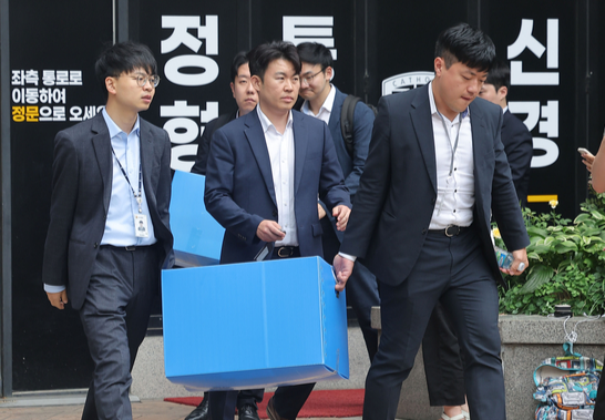 김건희 여사의 의혹들을 수사하는 민중기 특별검사팀이 지난 8월 서울 서초구 양재동 서희건설 사옥을 압수수색하고 있다. 연합뉴스.