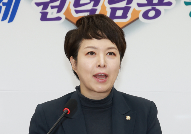 김은혜 국민의힘 의원이 10일 서울 여의도 국회에서 서울 및 성남 등 지역 당협위원장들과 10·15 부동산 대책 관련 기자회견을 하고 있다. 뉴시스