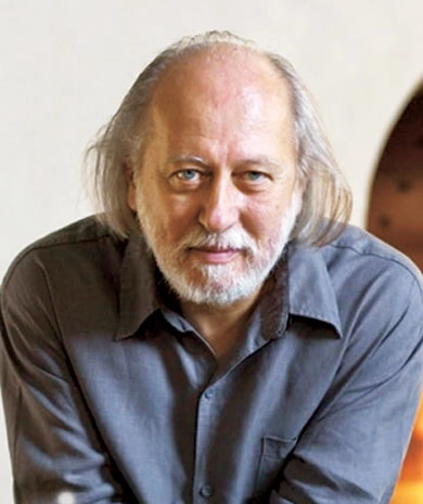 크러스너호르커이 라슬로는 1954년 헝가리에서 태어나 대학에서 법학을 공부하다 헝가리어와 문학으로 전공을 바꿨다. 그의 문학적 뿌리는 헝가리 민족주의가 아닌 세계문학의 계보에 있다. 노벨위원회는 그를 “카프카에서 토마스 베른하르트에 이르는 중부 유럽 전통의 위대한 서사 작가”로 평가했다. ⓒ렌케 실라기