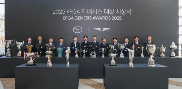 올해 KPGA투어 제네시스 포인트 톱10 선수들이 12일 서울 서대문구 홍은동 스위스 그랜드 호텔에서 열린 2025 KPGA 제네시스 대상 시상식에서 단체 사진을 찍고 있다, KPGA 제공