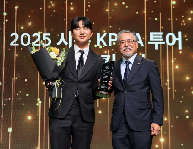 옥태훈(사진 왼쪽)은 12일 서울 서대문구 홍은동 스위스 그랜드 호텔에서 열린 2025 KPGA 제네시스 대상 시상식에서 제네시스 대상 등 5관왕을 수상했다. KPGA 제공