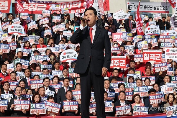 장동혁 국민의힘 대표가 12일 서울 여의도 국회 본청 앞에서 열린 “대장동 일당 7400억 국고 환수 촉구 및 검찰 항소 포기 외압 규탄대회”에서 발언하고 있다. 연합뉴스