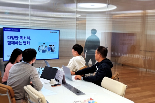 ‘약속대로 HANKOOK(한국)’ 캠페인에 대해 직원들 간 자유롭게 소통하고 있는 모습. 한국앤컴퍼니그룹 제공