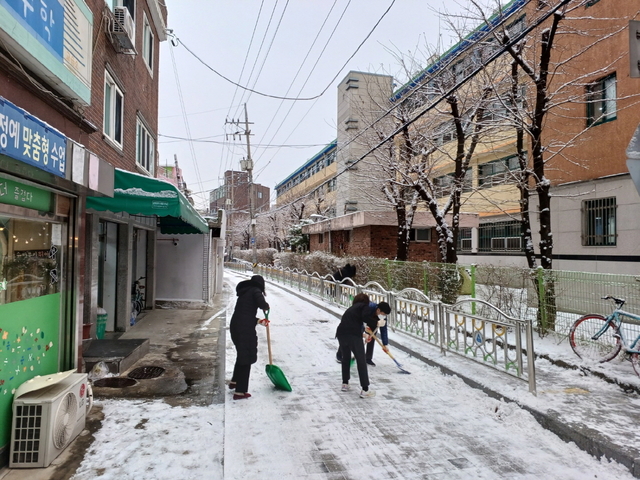 지난해 구로구 주요 도로와 이면도로에 대한 제설작업을 실시하고 있다. 구로구청 제공