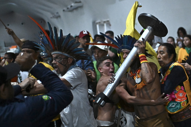 11일 제30차 유엔기후변화회의(COP30) 본부에 수십 명의 원주민 시위대가 들이닥쳐 보안군과 충돌하고 있다. EPA 연합뉴스