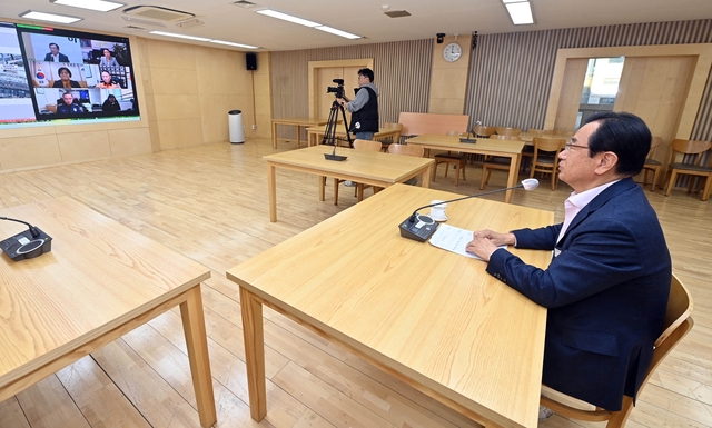 10일 경기 하남시청 상황실에서 이현재(오른쪽) 하남시장이 박성갑 하남경찰서장과 조천묵 하남소방서장, 오성애 광주하남교육지원청 교육장, 민원인들과 ‘실시간 민원 협력 화상회의’를 진행하고 있다. 하남시청 제공