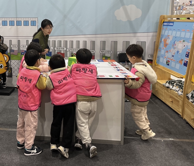 지난 7일부터 9일까지 코엑스 마곡에서 열린 ‘2025 대한민국 어린이박람회’ 에 전쟁기념관 어린이박물관이 체험부스를 운영하는 모습. 전쟁기념사업회 제공