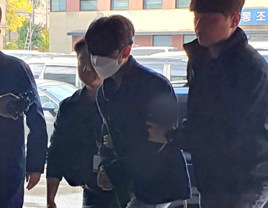 지난해 11월 15일 오전  온라인 커뮤니티에 ‘성남 야탑역 살인 예고’ 글을 올렸던 작성자가 영장실질심사를 마친 뒤 수원남부경찰서 유치장으로 들어가고 있다. 이 작성자는 해당 온라인 커뮤니티 운영관리자로 확인됐다. 뉴시스