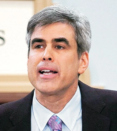 조너선 하이트는 ‘도덕성 기반 이론’으로 인간이 도덕 판단을 할 때 최대 여섯 가지 기반(배려·피해, 공정성·속임수, 충성·배신, 권위·전복, 고결함·타락, 자유·억압)에 의존하며, 진보와 보수는 이 기반들을 서로 다른 비중으로 사용한다고 설명한다.