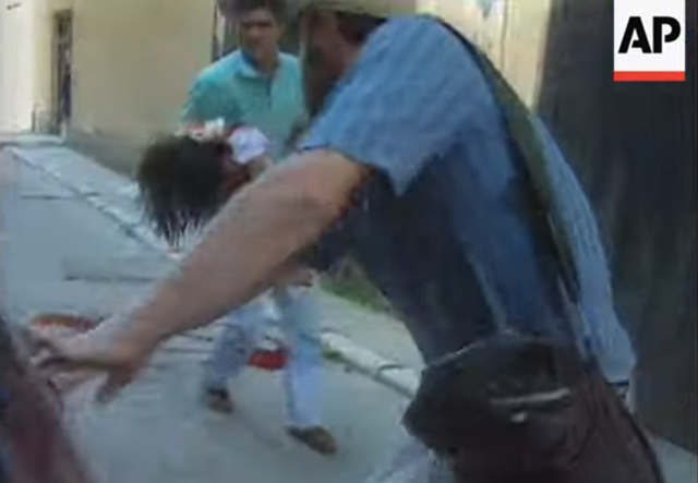 1994년 사라예보 시내에서 세르비아 민병대측 저격수의 총에 맞은 11세 소녀가 거리에 쓰러져 있다가 사람들에게 구해져 구급차가 아닌 일반 승용차로 병원에 후송되고 있다.  당시 이같은 저격 행위가 관광 상품으로 운영됐다는 주장이 제기되면서 이탈리아 검찰이 수사에 나섰다. AP 어카이브 유튜브 캡처