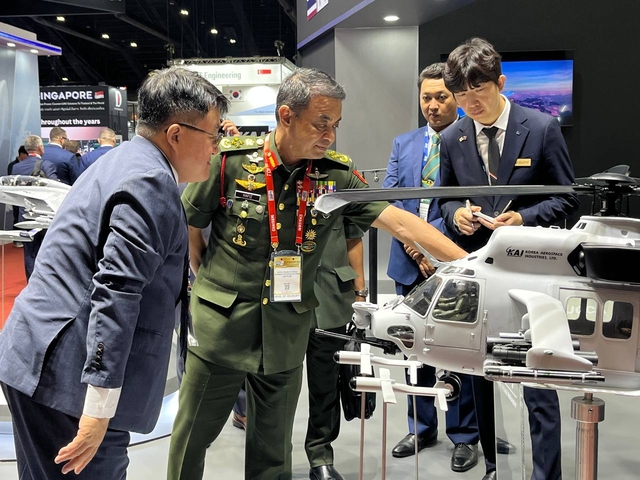 10일(현지시간)부터 13일까지 태국 방콕에서 열리고 있는 방산전시회 ‘D&S 2025’  KAI(한국항공우주산업) 부스에 말레이시아 육군총장 무하마드 하피주디엔 육군대장이 방문해 전시품을 살펴보고 있다. KAI 제공