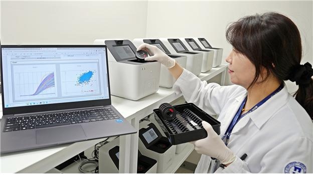 의정부을지대학교병원 진단검사학과 의료진이 초정밀 디지털 PCR 장비를 이용해 백혈병 유전자 정량검사를 수행하고 있다. 의정부을지대병원 제공