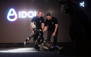 러시아 AI로봇, 오작동에 ‘꽈당’