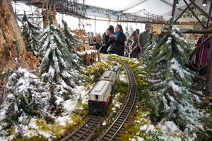 눈길 달리는 모형 열차