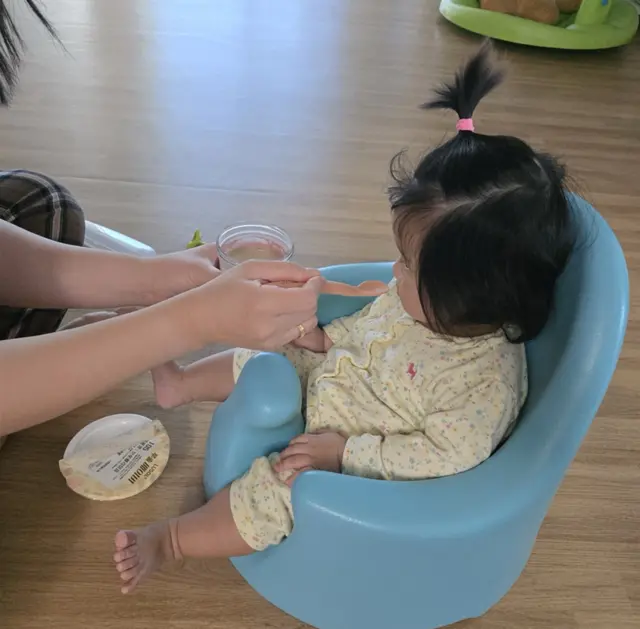 초록우산 위기영아 지원사업에 선정된 영아가 지원받은 이유식을 먹고 있다.  초록우산 제공