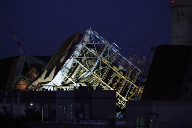 울산화력발전소 보일러 타워 붕괴 사고 엿새째인 11일 오후 보일러타워 5호기 부근에서 야간 수색작업이 진행되고 있다. 연합뉴스