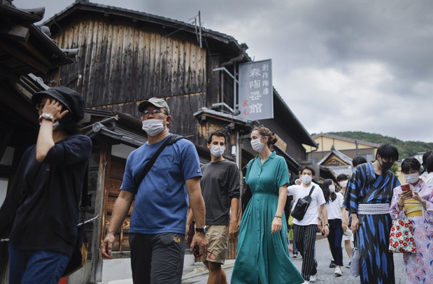“관광객 너무 많아”…‘과잉 관광’ 호소 이 나라, 출국세 3배 인상 추진