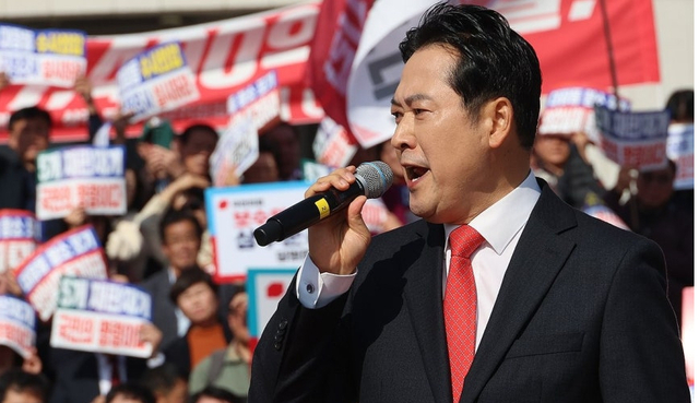 국민의힘 장동혁 대표가 12일 서울 여의도 국회 본청 앞에서 열린 “대장동 일당 7400억 국고 환수 촉구 및 검찰 항소 포기 외압 규탄대회”에서 발언하고 있다. 연합뉴스