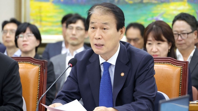 권오을 국가보훈부 장관이 국회 정무위원회에 출석해 의원들 질의에 답변하고 있다. 연합뉴스