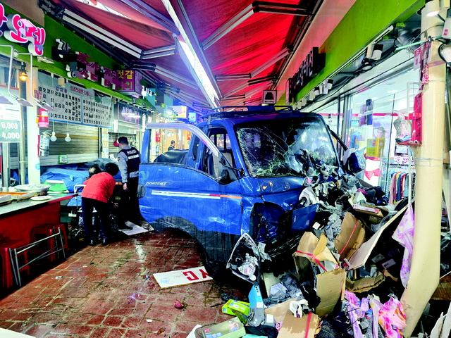 시장 통로 아수라장