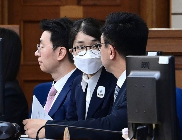 도이치모터스 주가조작 혐의와 통일교 금품수수 의혹 등으로 구속기소 된 김건희 여사가 9월 24일 서울 서초구 서울중앙지법에서 열린 첫 재판에 출석해있는 모습. 연합뉴스 자료사진