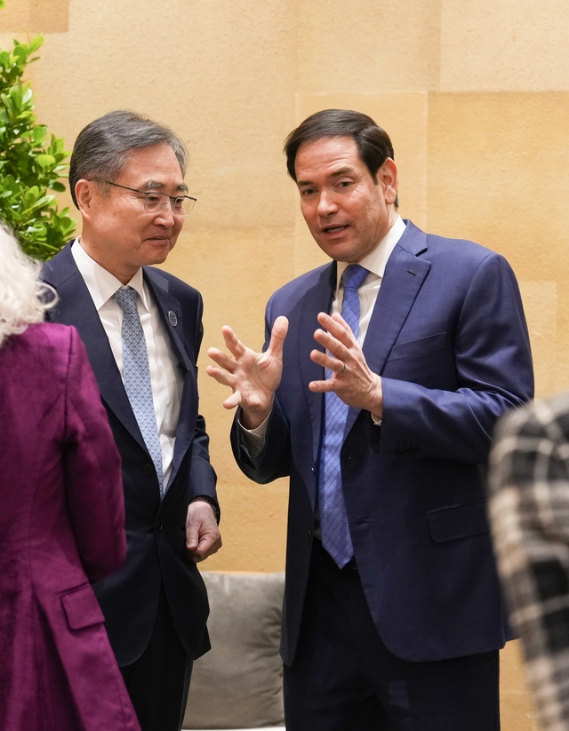 조현(왼쪽) 외교부 장관이 12일 캐나다 나이아가라에서 열린 주요 7개국(G7) 외교장관회의 계기로 마코 루비오 미국 국무부 장관을 만나 이야기를 나누고 있다.  외교부 제공