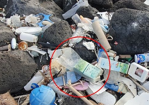 11일 오후 제주시 우도 한 갯바위에서 중국 우롱차 봉지에 위장된 마약류 의심 물체가 바다환경지킴이에 의해 발견됐다.제주지방해양경찰청