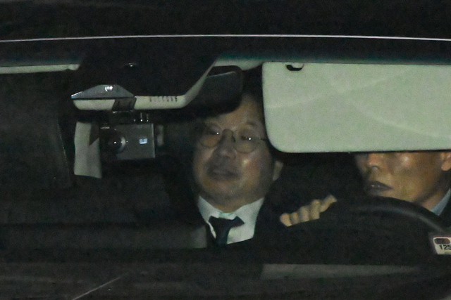 사의를 표명한 노만석 검찰총장 직무대행이 12일 서울 서초구 대검찰청에서 퇴근하고 있다. 공동취재단