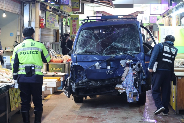13일 오전 10시 55분께 경기 부천시 오정구 원종동 제일시장에서 주행 중인 트럭이 상점 앞으로 돌진하는 사고가 났다. 사진은 사고 현장. 연합뉴스