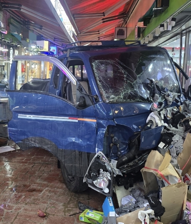 13일 오전 10시 55분쯤 경기 부천시 오정구 원종동 제일시장에서 1t 트럭이 시장통로로 돌진한 모습. 이 사고로 현재까지 보행자 5명이 심정지 상태로 발견됐고, 10여 명이 다쳐 119구급대에 의해 병원으로 옮겨졌다. 부천소방서 제공