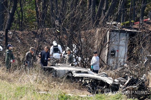 지난 5월 31일 경북 포항시 남구 동해면 해군 초계기 추락사고 현장에서 군 관계자들이 사고 원인을 조사하고 있다. 연합뉴스