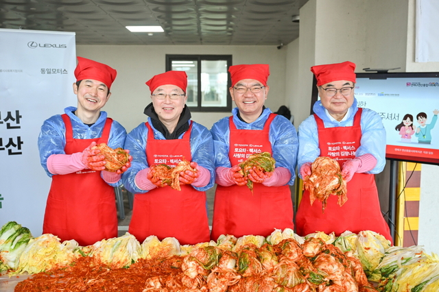 왼쪽부터 이병진 한국토요타 부사장, 오스카 츠요시 주부산일본국총영사관 총영사, 동일모터스 송석환 대표, 콘야마 마나부 한국토요타 대표이사 사장. 한국토요타 제공
