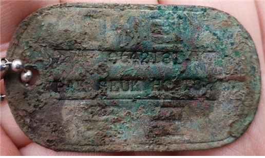 박석호 일등중사(현 계급 하사)의 유해와 함께 수습된 인식표에 음각으로 새겨진
고인의 군번(0642181)과 영문 이름(PAK SEOK HO).  국방부유해발굴감식단 제공