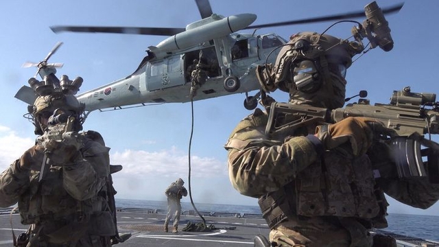 지난해 10월 25일 2024 호국훈련 일환으로 실시한 동해상 합동해상기동훈련에 참가한 해군 특전대원들이 해양차단훈련을 위해 충무공이순신함(DDH-Ⅱ)으로 투입되고 있다. 해군 제공