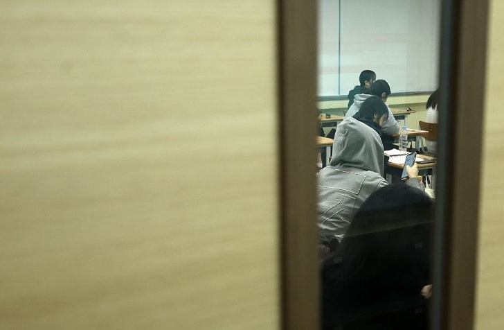 수능치다 실신, 응급조치후 귀가…중도 퇴실도 속출