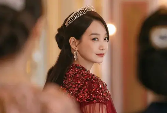 ‘재혼 황후’ 속 황후 나비에로 분한 신민아. 월트디즈니컴퍼니 제공