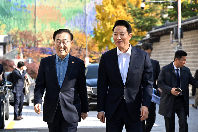 김윤덕(왼쪽) 국토교통부 장관과 오세훈(오른쪽) 서울시장이 13일 오찬회동을 가지고 있다. 서울시청 제공