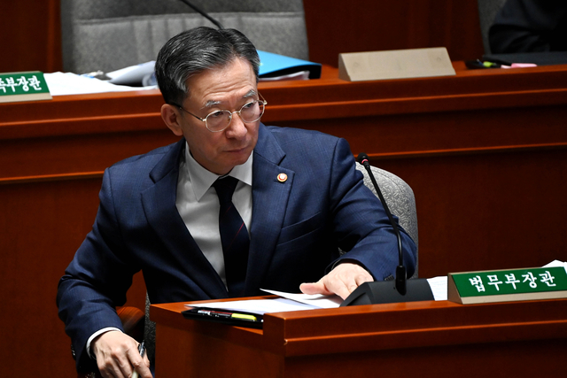 정성호 법무부 장관이 12일 오전 서울 여의도 국회에서 열린 예산결산특별위원회 전체회의에서 관계자와 대화를 나눈 뒤 자리를 비우고 있다.
2025.11.12 문호남 기자